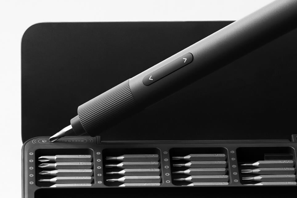 Hình ảnh cận cảnh của tua vít điện mini Hoto và hộp đựng, có thể nhìn thấy một số đầu thép.