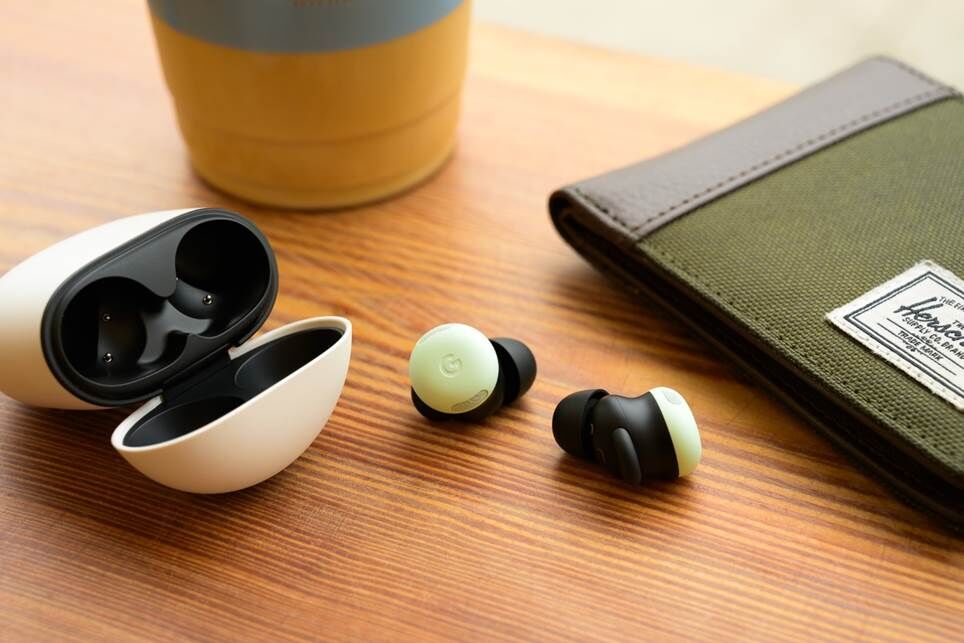 Ảnh chụp thực tế tai nghe nhét tai Pixel Buds Pro 2 của Google.
