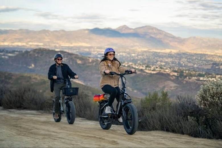 Mọi người đang đi xe đạp điện Aventon Sinch 2.5.