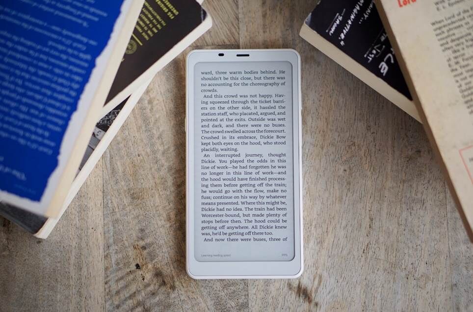 Một bức ảnh chụp Boox Palma 2, trưng bày một cuốn sách trên bàn.