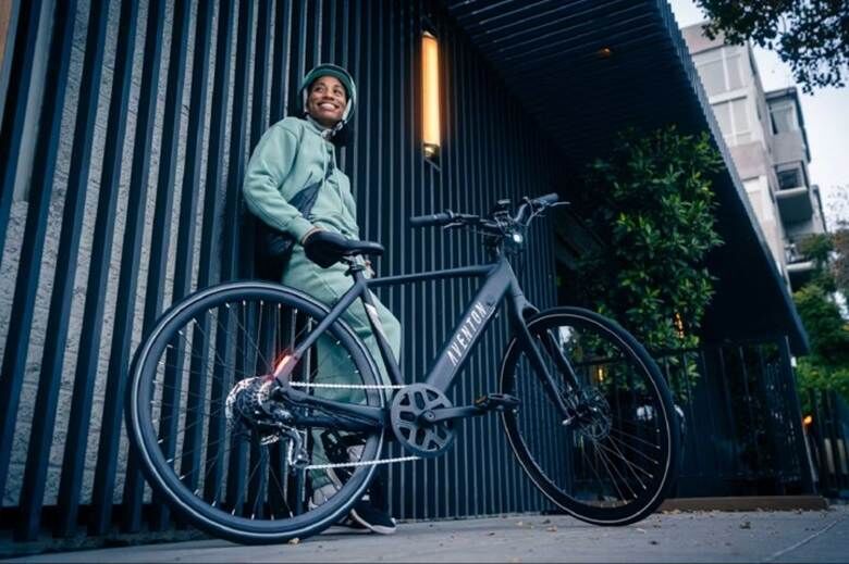 Xe đạp điện Aventon Soltera 2.5, đỗ ở ngoài trời.