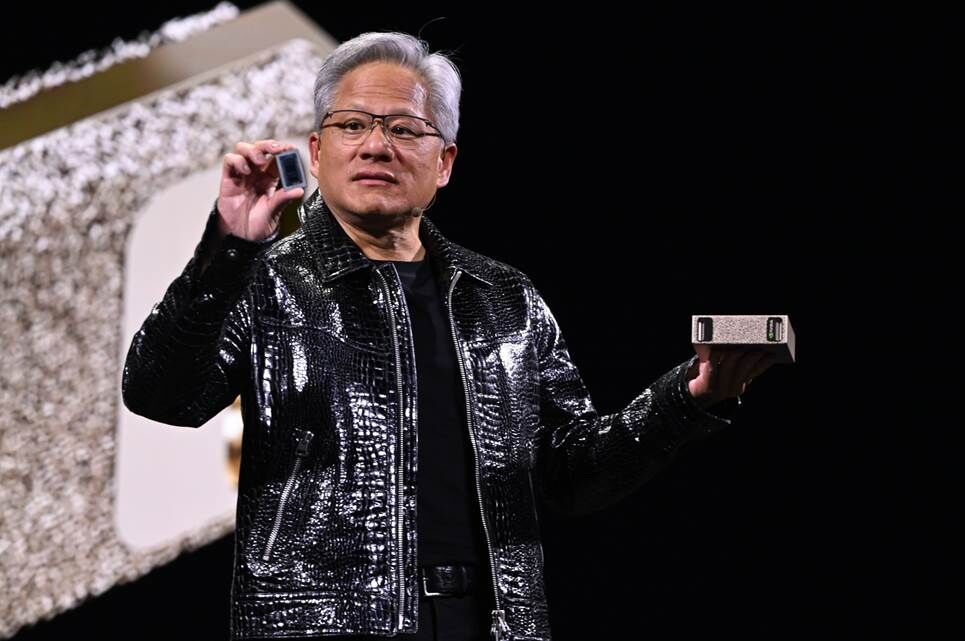 CEO Jensen Huang đang cầm nguyên mẫu Spark tại bài phát biểu quan trọng của Nvidia tại CES 2025.