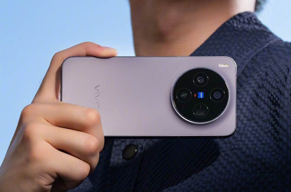 Chiếc Vivo X300 màu tím được một người đàn ông cầm theo chiều ngang.
