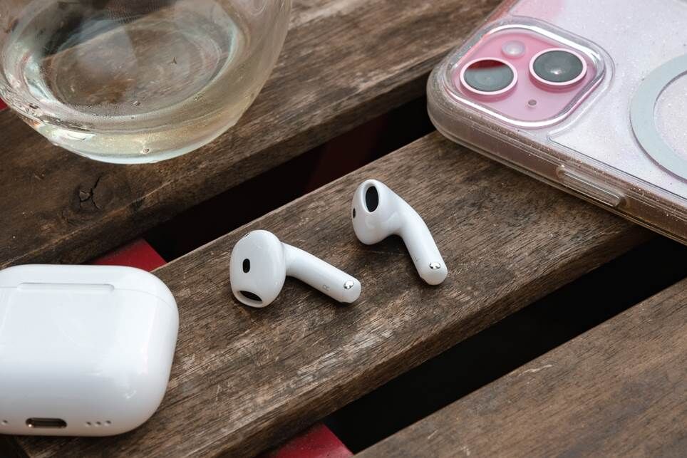 Ảnh chụp thực tế tai nghe không dây AirPods 4 của Apple.