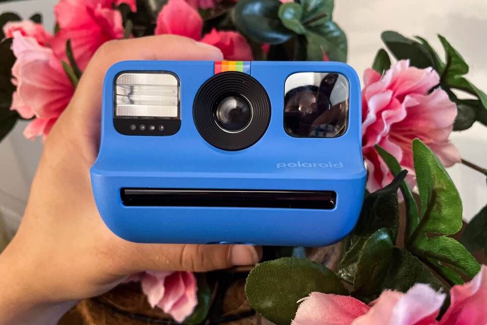 Bạn có thể dễ dàng cầm Polaroid Go bằng một tay.