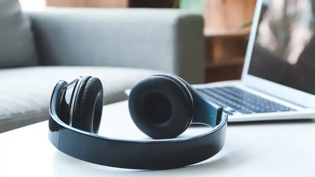 kopfhoerer_auf_einem_tisch_mit_notebook